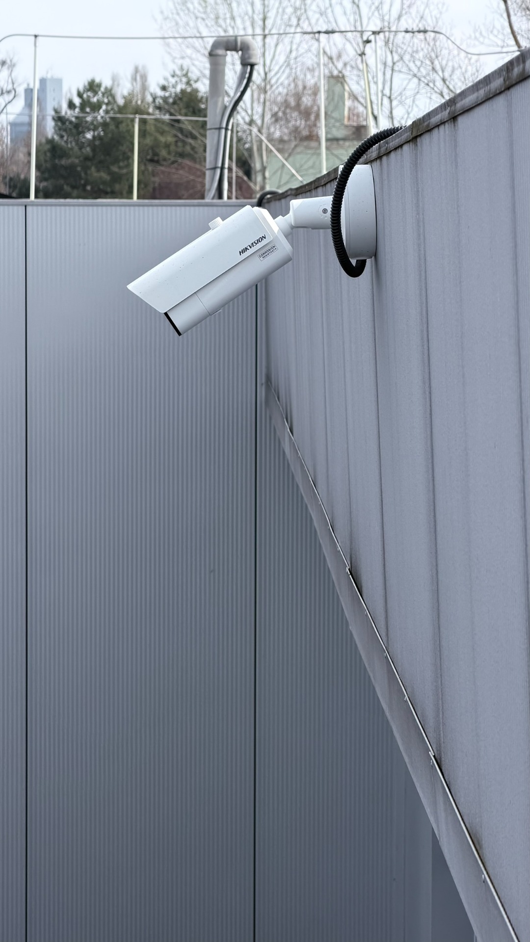 Kamera střežící perimetr